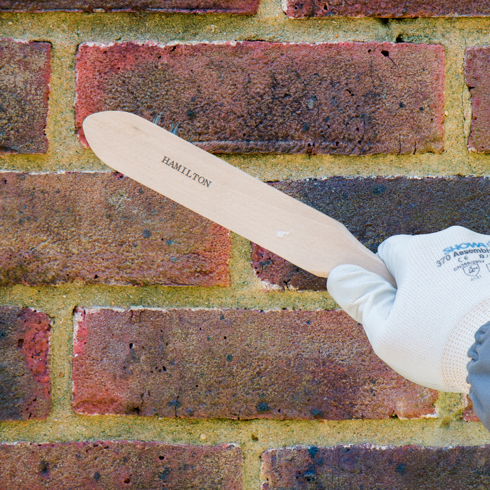 Oberflächenablagerungen mit einer Bürste entfernen