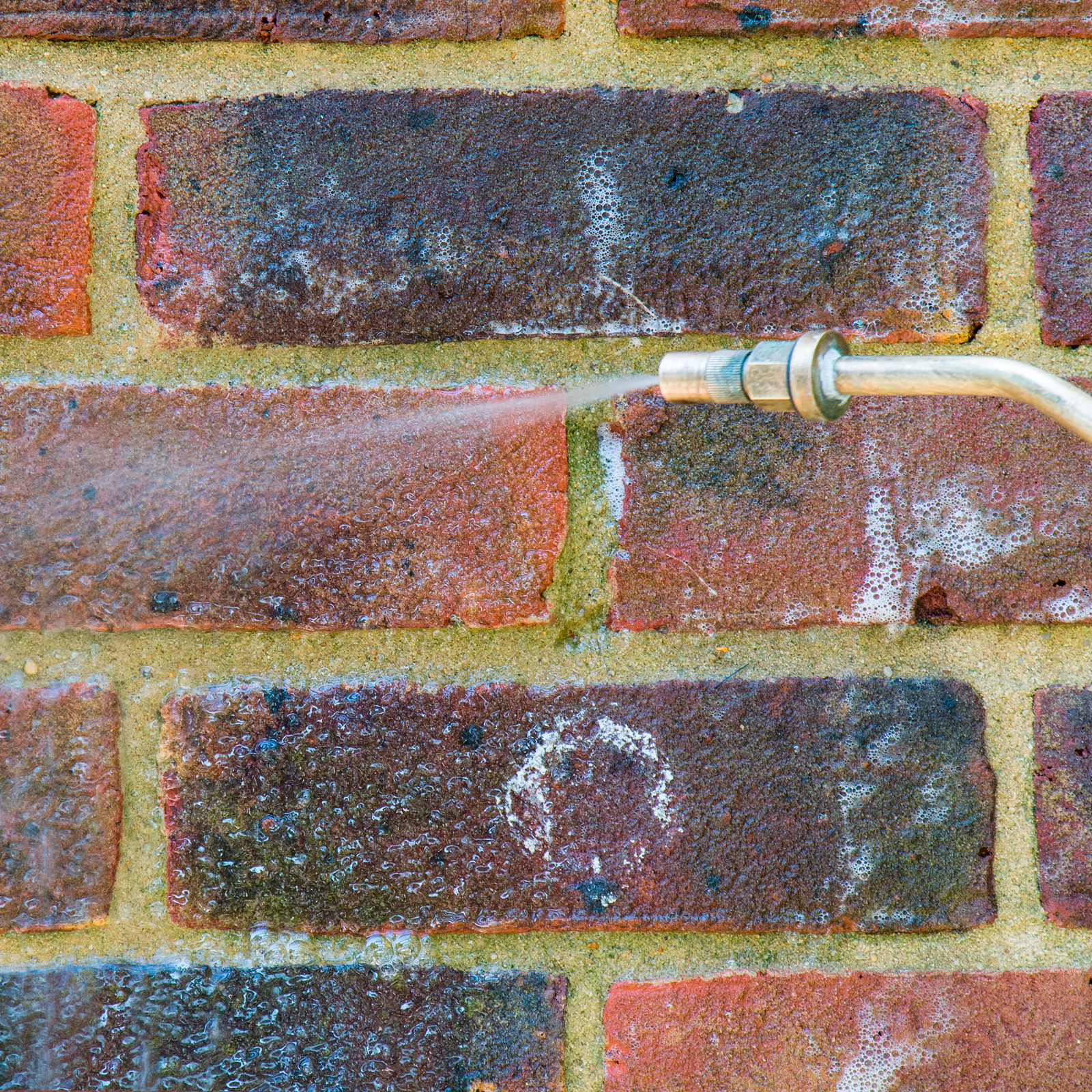 Spray-Auftragung von Stormdry Fassadenreiniger