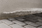 Salpeter Ausblühungen (Salzband) an Außenmauern