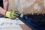 Der neue Putz wird durch Drybase flüssige Dichtbeschichtung an der Boden-Wand Verbindung geschützt