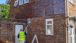 Auftragung der Stormdry Creme zum Schutz von Bauwerken an der Außenseite des Hauses